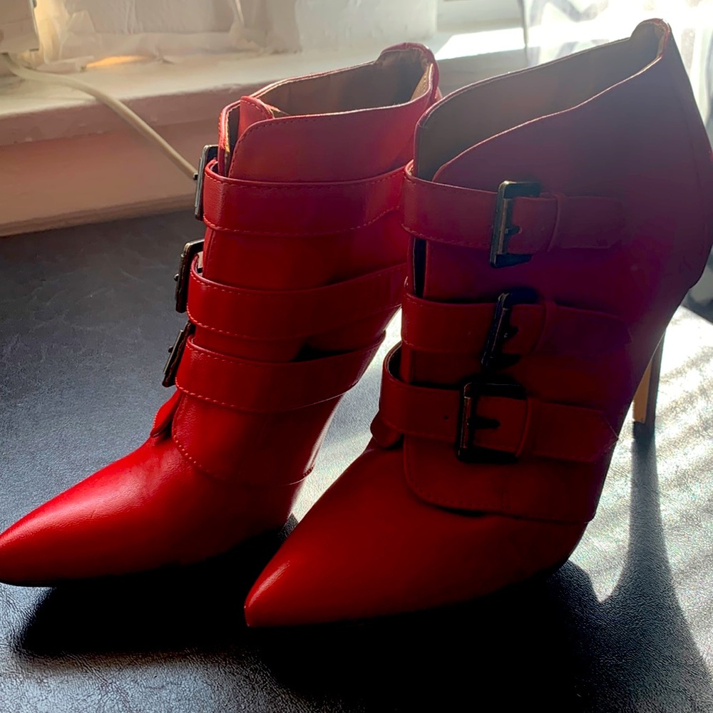 Hot red boot heels 👠